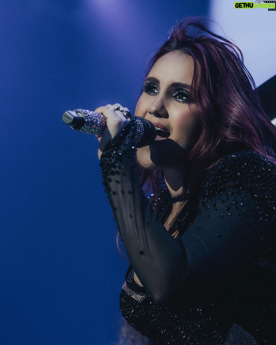 Dulce María Instagram - Gracias Phoenix 1 era noche !!! Fue una noche llena de amor y emociones !!! Nos vemos hoy en la segunda noche 😍❤️🔥☮️