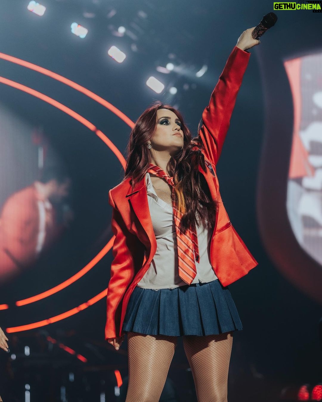 Dulce María Instagram - Gracias Phoenix 1 era noche !!! Fue una noche llena de amor y emociones !!! Nos vemos hoy en la segunda noche 😍❤️🔥☮️
