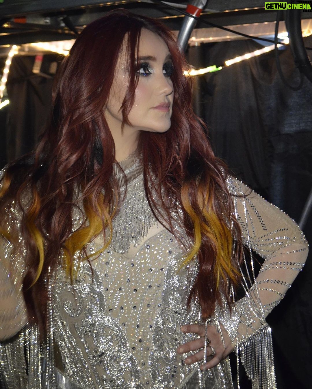 Dulce María Instagram - Gracias Phoenix 1 era noche !!! Fue una noche llena de amor y emociones !!! Nos vemos hoy en la segunda noche 😍❤️🔥☮️
