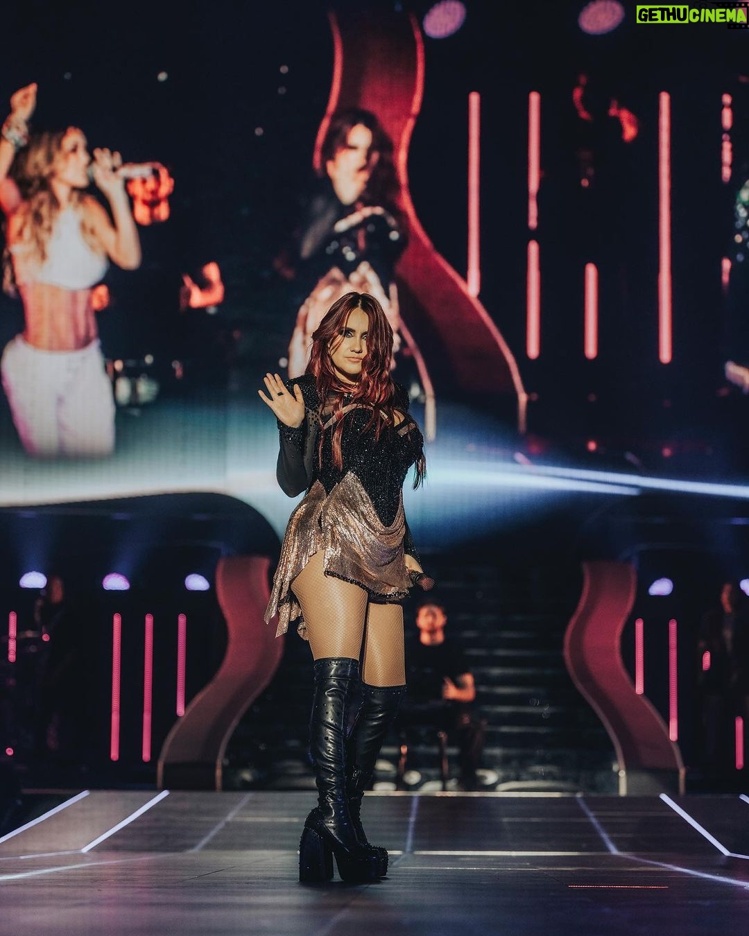 Dulce María Instagram - Gracias Chicago ! Impresionante esa segunda noche ❤️❤️❤️gracias a cada uno de ustedes que estuvo ahí ! A los que nos esperaron , a los que viajaron a los de siempre 🥹y a los que se están uniendo ❤️🙏🏻😍 Gracias !!! 📸 @frescolns