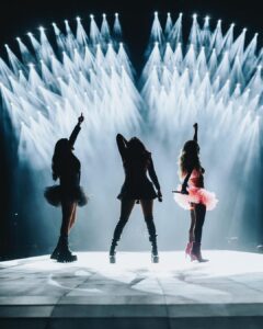 Dulce María Instagram - Gracias Chicago ! Impresionante esa segunda noche ❤️❤️❤️gracias a cada uno de ustedes que estuvo ahí ! A los que nos esperaron , a los que viajaron a los de siempre 🥹y a los que se están uniendo ❤️🙏🏻😍 Gracias !!! 📸 @frescolns