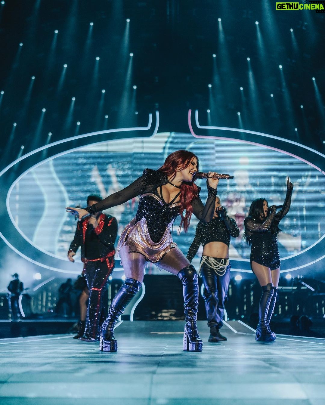 Dulce María Instagram - Gracias Chicago por una noche inolvidable !!!! Nos vemos hoy para la segunda ??🤯🤩😍🙌🏼❤️ los amamos !!! Nos vemos ahí para vibrar juntos con todo el amor acumulado en todos estos años !!!❤️❤️❤️ @frescolns