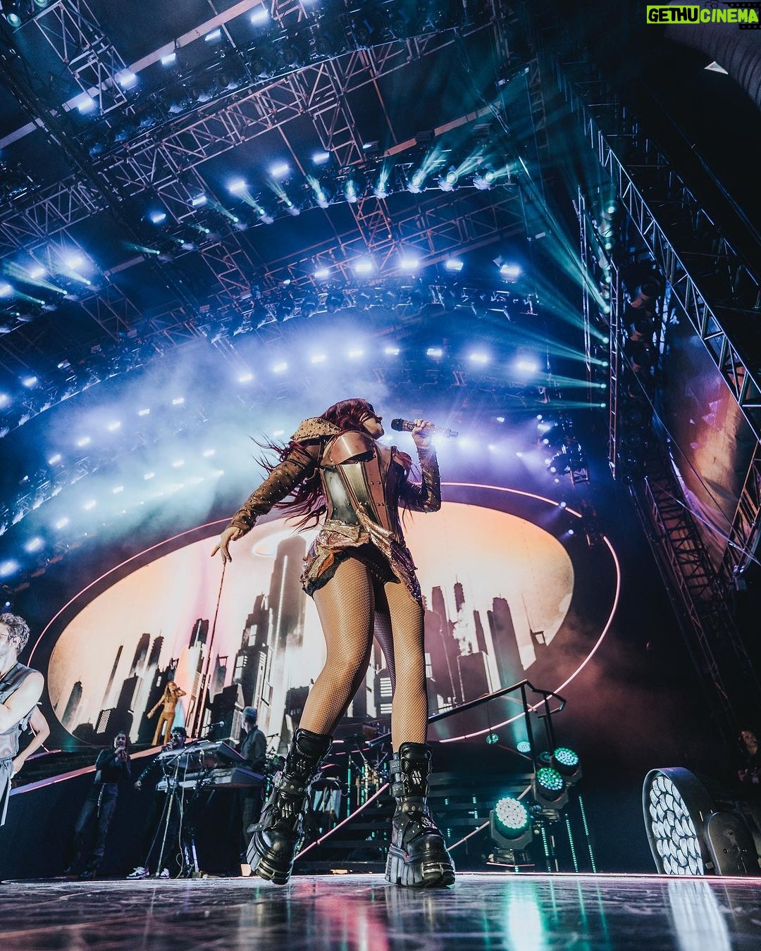 Dulce María Instagram - Gracias Chicago por una noche inolvidable !!!! Nos vemos hoy para la segunda ??🤯🤩😍🙌🏼❤️ los amamos !!! Nos vemos ahí para vibrar juntos con todo el amor acumulado en todos estos años !!!❤️❤️❤️ @frescolns