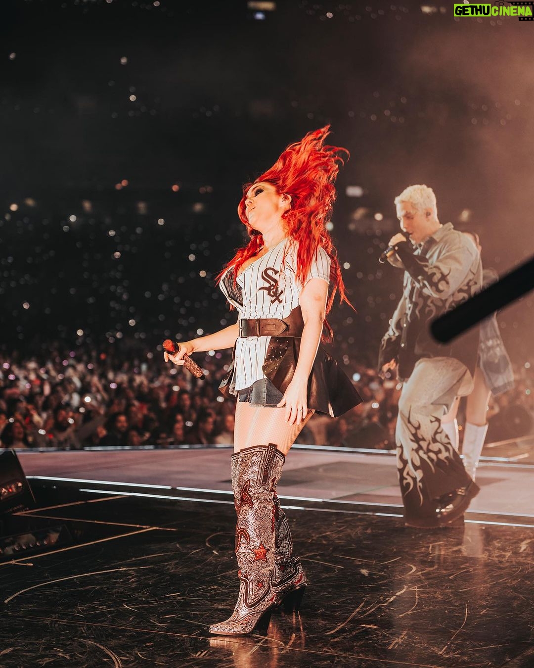 Dulce María Instagram - Gracias Chicago por una noche inolvidable !!!! Nos vemos hoy para la segunda ??🤯🤩😍🙌🏼❤️ los amamos !!! Nos vemos ahí para vibrar juntos con todo el amor acumulado en todos estos años !!!❤️❤️❤️ @frescolns