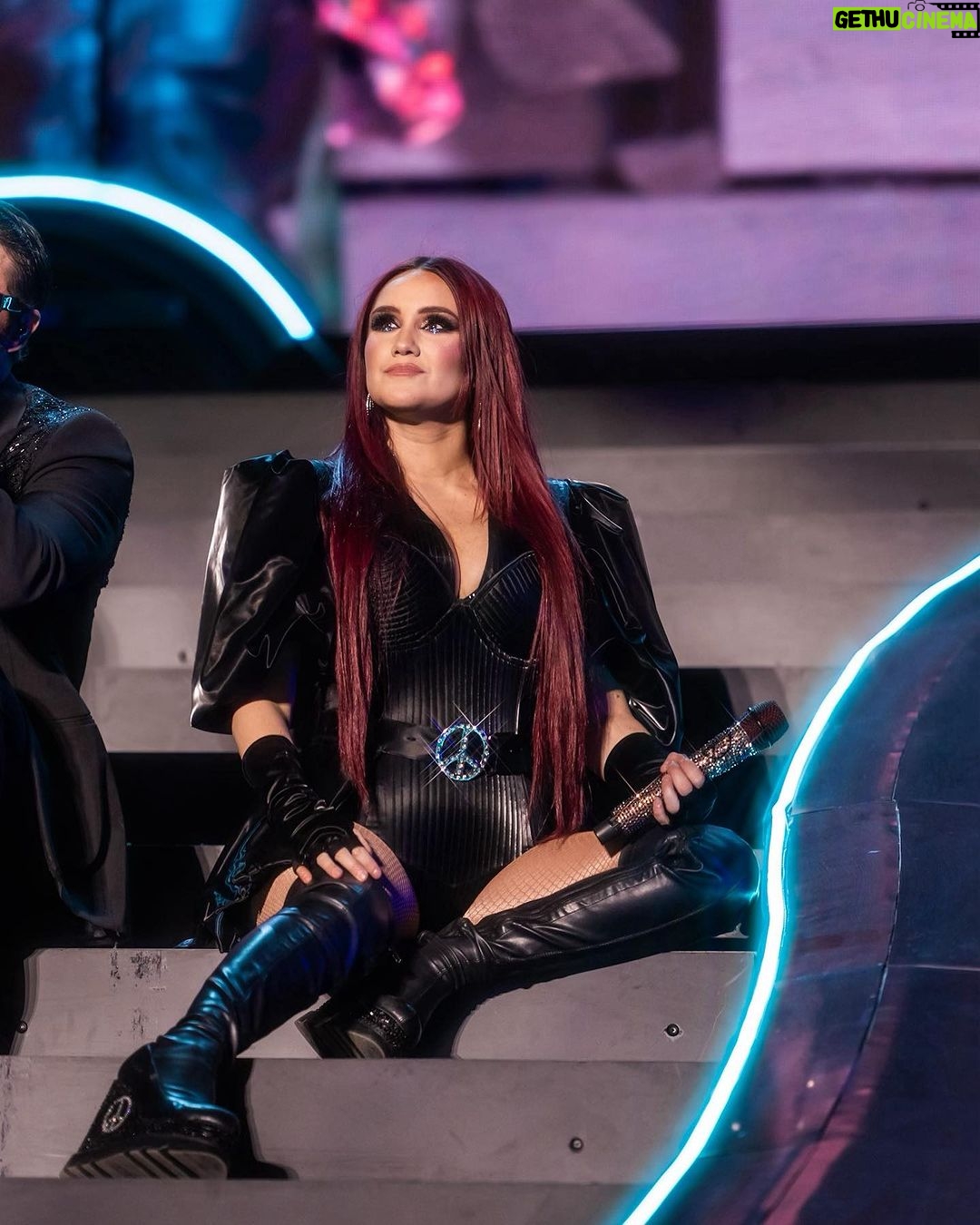 Dulce María Instagram - ❤️🔥🥲🫶🏻♾️ #EstadioAzteca 🇲🇽 📸 @janitello