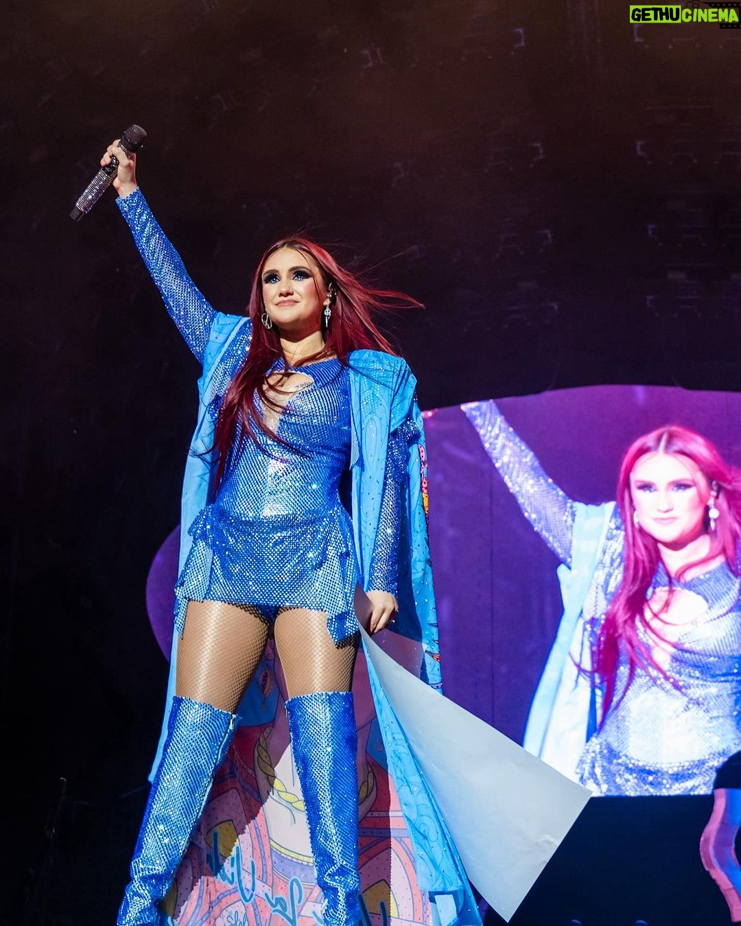 Dulce María Instagram - ❤️🔥🥲🫶🏻♾️ #EstadioAzteca 🇲🇽 📸 @janitello
