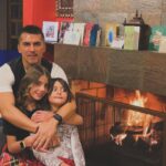 Dulce María Instagram - Feliz Navidad !! Deseo que este día su corazón se llene de paz , amor , fe, luz , esperanza y que podamos ser mejores seres humanos y ser una luz en un mundo lleno de oscuridad ✨🤍 que Jesús renazca en nuestro corazón y bendiga a cada uno de ustedes ! Feliz navidad ❤️❤️❤️❤️🎄🌟 les mando un abrazo enorme lleno de amor para todos ustedes y su familia , y para los que ya no están físicamente pero nos cuidan y acompañan en el corazón 🥹🤍❤️✨🤗🎄🫶🏻🩵