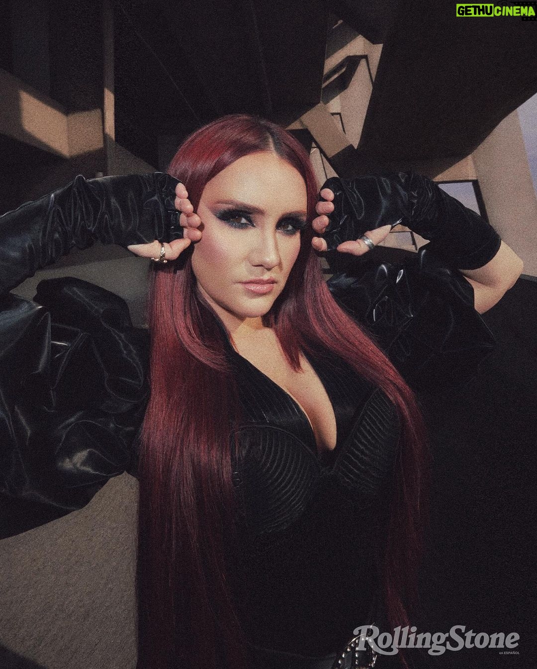 Dulce María Instagram - “RBD es algo muy grande. Nunca terminas de asimilar todo lo que sucede con esta banda”, confiesa #DulceMaría en entrevista con ROLLING STONE. “Me siento muy agradecida de haber podido vivir todo esto. Recibir tanto cariño de nuestro país, de nuestro lugar de origen, de nuestra casa y obviamente todo lo que pasó en Brasil, Colombia y Estados Unidos es algo que todavía no puedo creer, fue demasiado intenso”. 🔗 Sigue la historia de portada en el link de bio. 🚨 Accede a la preventa de esta edición en el link en la bio. Válido hasta agotar existencias. Aplican políticas condiciones. Historia: Pablo Monroy / @pablomonroy___ Fotografía: Carlos Ruiz/ @carlos_ruizc Productor Ejecutivo: Alejandro Ortiz / @xalejandro.ortiz Asistente Editorial: Patricia Guerrero / @patygcarrillo Asistentes de fotografía: Eugenio Vargas / @eugenio_vargaci; Sofía Ortiz / @Sofffiiia; Juan de Dios/ @juandedios.dgh Producción: Daniela Garcia / @karendaap Asistente producción : Didier Molina / @ddrdidier Make up: Carlos Morales / @cmorbeauty Peinado: Eduardo Bravo / @elpanqueee Stylist: @julivargassr . . . #RollingStoneEnEspañol #RollingStone #RBD #México #Latinoamérica Estadio Azteca
