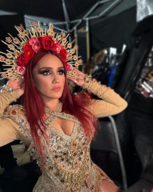 Dulce María Instagram - Empieza la cuenta regresiva… nos faltan solo 3 conciertos generación rebelde. Nos vemos en un ratito 🇲🇽🌹✨ Make up @cmorbeauty Hair @elpanqueee Photo @arielquirino