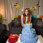 Dulce María Instagram - Mi querido equipo me sorprendió con estos pasteles hermosos y esta decoración 🤩😂🫶🏻 para festejar mi cumple atrasado 😍❤️❤️🙌🏼 Graciaaaaaaas!!!! Me hicieron sonreír !! Y me alegraron el corazón !!❤️ @arielquirino @cmorbeauty @elpanqueee @lizmarianinja @pacoalvarezv ❤️❤️❤️