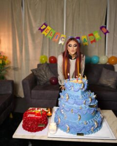 Dulce María Instagram - Mi querido equipo me sorprendió con estos pasteles hermosos y esta decoración 🤩😂🫶🏻 para festejar mi cumple atrasado 😍❤️❤️🙌🏼 Graciaaaaaaas!!!! Me hicieron sonreír !! Y me alegraron el corazón !!❤️ @arielquirino @cmorbeauty @elpanqueee @lizmarianinja @pacoalvarezv ❤️❤️❤️