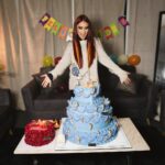 Dulce María Instagram - Mi querido equipo me sorprendió con estos pasteles hermosos y esta decoración 🤩😂🫶🏻 para festejar mi cumple atrasado 😍❤️❤️🙌🏼 Graciaaaaaaas!!!! Me hicieron sonreír !! Y me alegraron el corazón !!❤️ @arielquirino @cmorbeauty @elpanqueee @lizmarianinja @pacoalvarezv ❤️❤️❤️