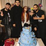 Dulce María Instagram - Mi querido equipo me sorprendió con estos pasteles hermosos y esta decoración 🤩😂🫶🏻 para festejar mi cumple atrasado 😍❤️❤️🙌🏼 Graciaaaaaaas!!!! Me hicieron sonreír !! Y me alegraron el corazón !!❤️ @arielquirino @cmorbeauty @elpanqueee @lizmarianinja @pacoalvarezv ❤️❤️❤️