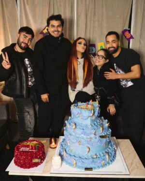 Dulce María Instagram - Mi querido equipo me sorprendió con estos pasteles hermosos y esta decoración 🤩😂🫶🏻 para festejar mi cumple atrasado 😍❤️❤️🙌🏼 Graciaaaaaaas!!!! Me hicieron sonreír !! Y me alegraron el corazón !!❤️ @arielquirino @cmorbeauty @elpanqueee @lizmarianinja @pacoalvarezv ❤️❤️❤️
