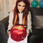 Dulce María Instagram - Mi querido equipo me sorprendió con estos pasteles hermosos y esta decoración 🤩😂🫶🏻 para festejar mi cumple atrasado 😍❤️❤️🙌🏼 Graciaaaaaaas!!!! Me hicieron sonreír !! Y me alegraron el corazón !!❤️ @arielquirino @cmorbeauty @elpanqueee @lizmarianinja @pacoalvarezv ❤️❤️❤️