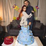 Dulce María Instagram - Mi querido equipo me sorprendió con estos pasteles hermosos y esta decoración 🤩😂🫶🏻 para festejar mi cumple atrasado 😍❤️❤️🙌🏼 Graciaaaaaaas!!!! Me hicieron sonreír !! Y me alegraron el corazón !!❤️ @arielquirino @cmorbeauty @elpanqueee @lizmarianinja @pacoalvarezv ❤️❤️❤️