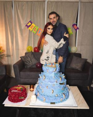 Dulce María Instagram - Mi querido equipo me sorprendió con estos pasteles hermosos y esta decoración 🤩😂🫶🏻 para festejar mi cumple atrasado 😍❤️❤️🙌🏼 Graciaaaaaaas!!!! Me hicieron sonreír !! Y me alegraron el corazón !!❤️ @arielquirino @cmorbeauty @elpanqueee @lizmarianinja @pacoalvarezv ❤️❤️❤️