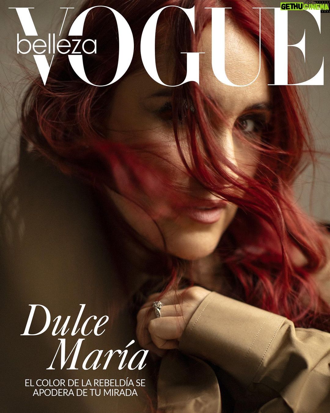 Dulce María Instagram - Pasaron más de diez años, pero el esperado reencuentro del que tanto se habló por fin tuvo lugar en este 2023. El pasado 25 de agosto, en el Sun Bowl Stadium de El Paso, Texas, #RBD comenzó una gira que tendrá su punto y final en el Estadio Azteca de la Ciudad de México. #DulceMaría regresa a los escenarios con su melena teñida de rojo, símbolo de fuerza, pasión y rebeldía. La actriz y cantante mexicana protagoniza nuestra portada de #VogueBelleza, mientra nos habla nostálgicamente sobre el antes y el ahora, el pasado y el presente. @garnierlatam Lee la entrevista completa en nuestro link en bio. Fotografía: @karlalisker Estilismo: @karlamartinezdesalas Entrevista: @quenosoymafer Peinado: @manueloliva10 Maquillaje: @anagdev Manicura: @lemonbeautylab Realización: @karina_ulloa Asistente de foto: Juan Ricardo Álvarez Díaz Asistentes de moda: @majogonzalvez, @lpablopadres y @pauchedra Asistente de maquillaje: Daniela Méndez
