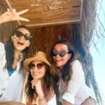 Duygu Karaca Instagram - Gezginci ruhumuz bir gün biterse, korkmadan deriz, gururluyuz.... ⛱ @selennozgurr @ilaydaildir