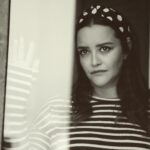 Duygu Karaca Instagram - Yaşadığın, gördüklerin dışında Mutluluğu kuytularda bulunca Birde şöyle etrafına bakınca Yaşlı gözlerle bana gelip sakın üzülme yavrum Böyle büyür insanlar; ağlamak çare değil Zaman değirmenini durdurmak kolay değil. Ama babacığım... 📷@theframesamiaksu ♡