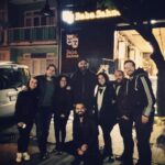 Duygu Karaca Instagram - Fotoğraf karanlık çıkmış ama içimiz o kadar aydınlık ki... 31 Mart 2017 Baba Sahne tabelasının ışıkları yandı :) hepimiz gülüyoruz tabelaya bakıp :) öyle bir an ki...pahabiçilmez bir sevinç,neşe,gurur,umut...Sonra hatıra fotografı çekelim dedik tabelanın önünde.Tbt gibi tbt... 💙 @sevketcoruh @gunaykaracaoglu @gulenaycoruh @serrkanates @sabrimemi @cengizokuyucu @pervasiz #tbt #babasahne #msm #aynıköşkünçocuklarıyız