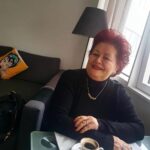 Duygu Karaca Instagram - Sennnn gözlerimde bir renk,kulaklarımda birr ses ve içimde bir nefessinnn:) Sen bana yürüyebileceğim butun yolları gösterensin ben her seferinde en dolambaçlı olan yolu seçsem bile...🙈 Sen öğrettin bana en lezzetli yemeğin ölçüsüz yapılandan olduğunu,kahve içmenin aslında sohbet etmek olduğunu,dost bulmanın elmas bulmaktan daha değerli olduğunu,alaturka dinlemenin insanı hep huzurlu tuttuğunu,ailenin en vazgecilmez sey oldugunu,hayatın kısacık ve hovardalık yapılması gereken bir yer olduğunu ve bunun gibi binlerce şeyi...ama en önemlisi karsılık beklemeden iyilik yapmanin ne demek olduğunu öğrendim senden...iyi ki benim annemsin. Anneler gunun kutlu olsun canım annemmm...Seni SEVİYORUM... :))💛 @gulseren.ranakaraca