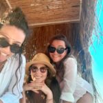 Duygu Karaca Instagram - Gezginci ruhumuz bir gün biterse, korkmadan deriz, gururluyuz.... ⛱ @selennozgurr @ilaydaildir