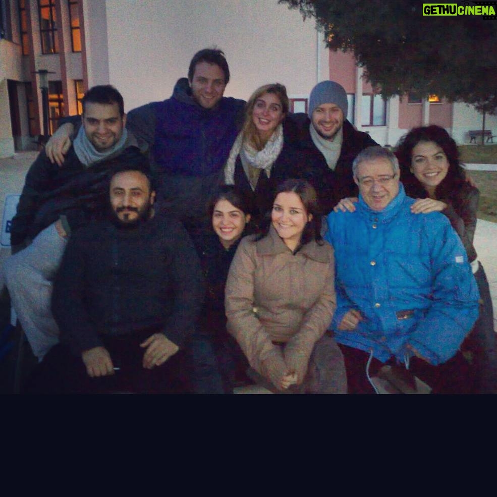 Duygu Karaca Instagram - 6 yıl öncesinden bir turne hatırası... #tbt #sahneyecıkmayıözledim #msm #turne #artizmektebi #bursa #mgt @risus.purus @srkn_ats @hasancanturkkani @ercanbostancıoğluu @buraktanay @manolyasulun @denizcakir89 @hhazartuna