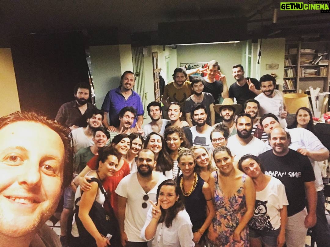 Duygu Karaca Instagram - GELIYORUZ...YOLDAYIZ... #pervasizyapim #acayiptipler #yakinda #sizlerle #komedi @pervasiz @pervasizyapim 💛