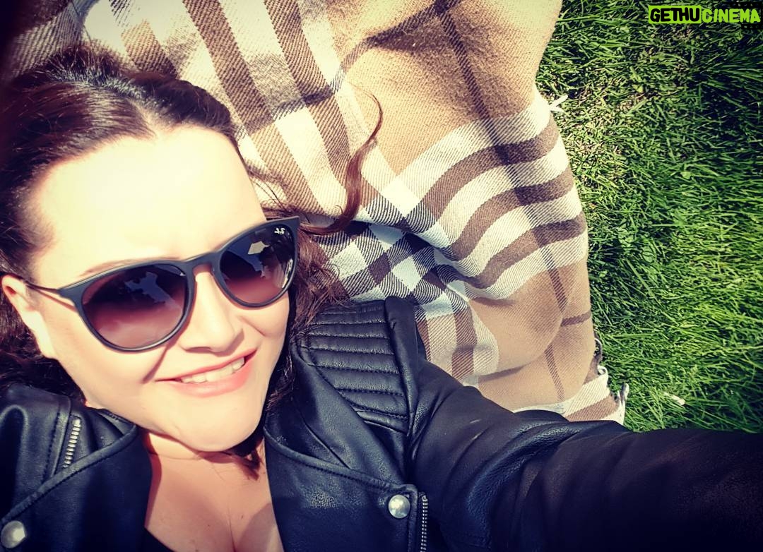 Duygu Karaca Instagram - Bazen çimlere uzanır kendini cekersin dostum 🍃🌱🌿 Baku Boulevard