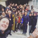 Duygu Karaca Instagram - Nasılda gülüyoruz...! Bir aradayken onarırız herşeyi...yeniden yaparız,kaldığımız yerden devam ederiz...Çünkü biz kocaman ve güzel bir aileyiz..! #okulumadokunma #müjdatgezensanatmerkezi #msm #aynıköşkünçocuklarıyız Müjdat Gezen Sanat Merkezi