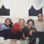 Duygu Karaca Instagram - En sevdiğim aile fotoğraflarımızdan... 💛 Önce Çoğaldık,sonra eksildik...