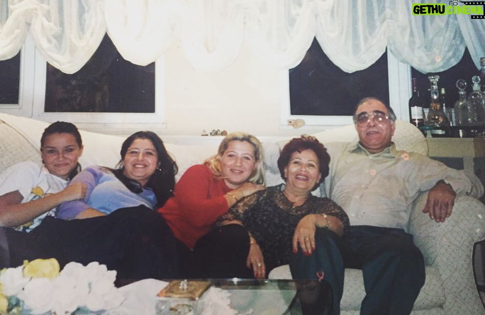 Duygu Karaca Instagram - En sevdiğim aile fotoğraflarımızdan... 💛 Önce Çoğaldık,sonra eksildik...