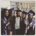 Duygu Karaca Instagram - 4yıl beraber okumak bi de msm de okumak kardeş gibi yapar...💜 @dilandemirelvs @serrkanates @selennozgurr @manolyasulun #msm