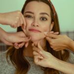Duygu Karaca Instagram - Çok tatlısın, Çok tatlısın... Oldu olacak bir de yanağımı uzatayım  sık istersen... Yanak sıkmaya da uyuz olabilirim ama yine de ona tamam diyelim hadi. En fenası ne biliyor musunuz ? Kol sıkmak ve bacak sıkmak... Bildiniz mi o hareketi ? Kadın tombullarda bacak ya da kol sıkılır, erkek tombulların göbeği sıkılır veya göbeğine şaplak atilir... Aynı anda aynı senkronizasyonla da "Çok tatlısın ya yerim ben seni yerim" derler. Ya hayırdır?  Sen kimsin? Ne bu samimiyet? Ayrıca ne münasebet?! Sana vücudumun herhangi bir yerine pat diye dokunma hakkını kim verdi? Temas etmek çok mahrem bir şey ve bambaşka bir konu, o durumu herkes kontrol edemeyebilir... Siz hiç sevilen ama zayıf bir kadının, bacağının ya da gobegibe temas edip "Çok tatlısın ya yerim seni" denildiğini gördünüz veya duydunuz mu? Ben görmedim... Çünkü "ideal" ölçülere sahip birine bunu yaparsanız bu taciz sayılır... Toplum içerisinde zayıfların dokunulmazlığı vardır ama tombulların yoktur... Peki neden? Fazla Yağ Göz Çıkarmaz Raflarda... @kusuratyayinlari #fazlayağgözçıkarmaz #taciz #coktatlısın 🖐🏼 🤏🏼 Eller : @ilaydaildir @aslihancokbasaran 📷 @samiaksu