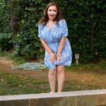 Duygu Karaca Instagram - A'dan Z'ye derlerya. İşte öyle muhteşem bir ekipti Yaz Şarkısı. Gercek bir ekip ruhu vardı,herkes işini saygıyla,severek ve şevkle yaptı. Tüm bu işinin ehli ve güzel insanları bir araya getirmekteki becerisi için ve her saniye güleryüzle bizi karşıladıkları için proje koordinatörümüz sevgili Pervin Durmaz'a ve Yapımcımız Efe Irvül'e teşekkür etmek isterim. Yapımımız Pastel Yapım'a her saniyeyi bize konforla yaşattıkları için kocaman teşekkürler.Bu muhteşem ekibe liderlik etmek ve herşeyi dengede tutmak aslında hiç kolay değildi ama o bunu o kadar fevkalade yaptı ki.Çünkü kendisi mükemmel biridir.Hayatımda gördüğüm en naif en insan gibi insan olan yönetmen,seninle çalışmak büyük şanstı hocam. Doğa Can Anafarta.Eylem Oğuz için ne söylesem yetersizdir. Iyi ki'lerimin tam ortasında duruyor.Otorite ve samimiyet nasıl dengelenir kitabını yazan,oyuncular icin ve ekip icin buyuk bir şanstır Eylem hocayla calışmak. Tümer Sirkecioğlu, daha çook çalışmayı dilediğim super adam Tümer ve ekibi canım çocuklar Ömer,Umut,Tugay,Onur,Aykut,Füsun,Burak,Hilal.Muhteşem göz,hepimizin abisi sevgili görüntü Yonetmenimiz Ilkay Işık, canım Emre,Veli,Düzgün ve 2. Gorüntü yönetmenimiz harika adam Kadir inci.Sevgili Ahmet Özbey bize harika ekibiyle birlikte güzel ışıklar yaptı.Sevgili Mehmet ve ekibiyle sizlere sesimizi güzelce duyurabildik. Hamza,Alican.Özübir Cici ve ekibi yaptığı sanatla hep kendimizi gerçek evimizde hissederek oynamamızı sağladı.Superlerdi.Saç Makyaj Kostüm 3lüsü bir oyuncu için gerçekten ciddi önem taşır.İşbirliklerimiz ve sizin yeteneklerinizle rolume hep daha iyi hazırlandım. Başta Irem,Erdogan ve Semanur olamak uzere tüm ekiplerine, canım Merve,Ümit,Mert,Yasemin ve Ecem...ellerinize sağlık arkadaşlarım.Set amirimiz Yasin ve atom karınca ekip Orhan,Doguş.İşini mukemmel yapan Adem abimiz ve Salih. Ellerinize sağlikFadime karakterini o kadar severek oynadim ki. Ve senaryoyu hep seyirci heyecaniyla okudum. Harika cumlelerin ve yaşayan karakterlerin icin kalemine saglik sevgili Ramazan Demirli. DEVAMI YORUMDA ⬇️ @pastelfilmtv @efeirvul @pervindurmazz @dogacananafarta @eylemoguzzz @damdakicocuk @tumersirkecioglu @ilkayisik @foxturkiye
