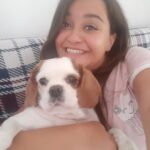Duygu Karaca Instagram - Canım kızım,güzel yavrum,annesinin birtaneciği. Kalbim,canımın paresi,mis kokulum,dert ortağım,kardesim,ev arkadasim,evladim,ailem,dunyanin en masum,en uslu  kızı.Guzeller guzeli cocuğum.Bakışınla herseyi anlatman,konuşman,hastalandığımda veya ağladığımda bana sarılman,babana olan aşkın,sabah sevişmelerimiz,günlük ritüellerimiz,akşam olunca babanı heyecanla beklememiz,sana söylediğim şarkılar,attalara gidiyoruz dediğimdeki sevincin.Annen gibi uykuyu,yemeyi seven ve herseye kocaman sevinmeyi bilen sevincli kizim.Milyon anımız var senle. Neler yaşadık neler atlattık beraber.Bana hep güç verdin. Umut verdin.Sen olmasan hayatım cok zor ve boş olurdu.Çekirdek ailemizin en kusursuz parçası.Hassas kalplim.Daha nelerim nelerim,herşeyim.Benim sana olan duskunlugumu en iyi sen bilirsin yavrum benim.Seninle 9 sene yanyana o kadar çoook seyi paylaştık ki.Sensiz yaşamak nasıl bir hayattı ben onu unutmuşum.Şimdi ne yapacağımı asla bilmiyorum.3 gundur nefes almakta zorlanıyorum.Kalbim sıkışıyor.Hayatımın en zor gününü atlatmaya çalışıyorum.Daha önce bu acıyı yaşayanlar nasıl atlattı hiç bilmiyorum. Yureğimdeki acı ve ateş dinmiyor.Saatlerdir ağlayarak videolarına,fotoğraflarına bakıyoruz babanla. Sen çekirdek ailemizin pinokyosuydun guzel yavrum.Herkes seni köpek sanıyordu ama sen bizim çocuğumuzdun.Daha şimdiden seni çok özledik.Ben sana hep bir şeyler öğretmeye çalıştım.Sende ne öğretsem hemen öğrendin ama asıl bana birşeyleri öğreten sendin.Bana yaşattığın her an her saniye için sonsuz teşekkür ederim yavrum.Ve eksik yaptığım herşey için özür dilerim annecim.Hayatıma sevgi, huzur,neşe ve mana kattın.Sen kalbimin en guzel yerinde hasretle yanacaksin ve sonsuza kadar seni özleyecegim. Seni çok seviyorum annecim. Guzel yavrum benim cok seviyorum seni annecim