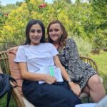 Duygu Karaca Instagram - A'dan Z'ye derlerya. İşte öyle muhteşem bir ekipti Yaz Şarkısı. Gercek bir ekip ruhu vardı,herkes işini saygıyla,severek ve şevkle yaptı. Tüm bu işinin ehli ve güzel insanları bir araya getirmekteki becerisi için ve her saniye güleryüzle bizi karşıladıkları için proje koordinatörümüz sevgili Pervin Durmaz'a ve Yapımcımız Efe Irvül'e teşekkür etmek isterim. Yapımımız Pastel Yapım'a her saniyeyi bize konforla yaşattıkları için kocaman teşekkürler.Bu muhteşem ekibe liderlik etmek ve herşeyi dengede tutmak aslında hiç kolay değildi ama o bunu o kadar fevkalade yaptı ki.Çünkü kendisi mükemmel biridir.Hayatımda gördüğüm en naif en insan gibi insan olan yönetmen,seninle çalışmak büyük şanstı hocam. Doğa Can Anafarta.Eylem Oğuz için ne söylesem yetersizdir. Iyi ki'lerimin tam ortasında duruyor.Otorite ve samimiyet nasıl dengelenir kitabını yazan,oyuncular icin ve ekip icin buyuk bir şanstır Eylem hocayla calışmak. Tümer Sirkecioğlu, daha çook çalışmayı dilediğim super adam Tümer ve ekibi canım çocuklar Ömer,Umut,Tugay,Onur,Aykut,Füsun,Burak,Hilal.Muhteşem göz,hepimizin abisi sevgili görüntü Yonetmenimiz Ilkay Işık, canım Emre,Veli,Düzgün ve 2. Gorüntü yönetmenimiz harika adam Kadir inci.Sevgili Ahmet Özbey bize harika ekibiyle birlikte güzel ışıklar yaptı.Sevgili Mehmet ve ekibiyle sizlere sesimizi güzelce duyurabildik. Hamza,Alican.Özübir Cici ve ekibi yaptığı sanatla hep kendimizi gerçek evimizde hissederek oynamamızı sağladı.Superlerdi.Saç Makyaj Kostüm 3lüsü bir oyuncu için gerçekten ciddi önem taşır.İşbirliklerimiz ve sizin yeteneklerinizle rolume hep daha iyi hazırlandım. Başta Irem,Erdogan ve Semanur olamak uzere tüm ekiplerine, canım Merve,Ümit,Mert,Yasemin ve Ecem...ellerinize sağlık arkadaşlarım.Set amirimiz Yasin ve atom karınca ekip Orhan,Doguş.İşini mukemmel yapan Adem abimiz ve Salih. Ellerinize sağlikFadime karakterini o kadar severek oynadim ki. Ve senaryoyu hep seyirci heyecaniyla okudum. Harika cumlelerin ve yaşayan karakterlerin icin kalemine saglik sevgili Ramazan Demirli. DEVAMI YORUMDA ⬇️ @pastelfilmtv @efeirvul @pervindurmazz @dogacananafarta @eylemoguzzz @damdakicocuk @tumersirkecioglu @ilkayisik @foxturkiye