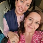 Duygu Karaca Instagram - A'dan Z'ye derlerya. İşte öyle muhteşem bir ekipti Yaz Şarkısı. Gercek bir ekip ruhu vardı,herkes işini saygıyla,severek ve şevkle yaptı. Tüm bu işinin ehli ve güzel insanları bir araya getirmekteki becerisi için ve her saniye güleryüzle bizi karşıladıkları için proje koordinatörümüz sevgili Pervin Durmaz'a ve Yapımcımız Efe Irvül'e teşekkür etmek isterim. Yapımımız Pastel Yapım'a her saniyeyi bize konforla yaşattıkları için kocaman teşekkürler.Bu muhteşem ekibe liderlik etmek ve herşeyi dengede tutmak aslında hiç kolay değildi ama o bunu o kadar fevkalade yaptı ki.Çünkü kendisi mükemmel biridir.Hayatımda gördüğüm en naif en insan gibi insan olan yönetmen,seninle çalışmak büyük şanstı hocam. Doğa Can Anafarta.Eylem Oğuz için ne söylesem yetersizdir. Iyi ki'lerimin tam ortasında duruyor.Otorite ve samimiyet nasıl dengelenir kitabını yazan,oyuncular icin ve ekip icin buyuk bir şanstır Eylem hocayla calışmak. Tümer Sirkecioğlu, daha çook çalışmayı dilediğim super adam Tümer ve ekibi canım çocuklar Ömer,Umut,Tugay,Onur,Aykut,Füsun,Burak,Hilal.Muhteşem göz,hepimizin abisi sevgili görüntü Yonetmenimiz Ilkay Işık, canım Emre,Veli,Düzgün ve 2. Gorüntü yönetmenimiz harika adam Kadir inci.Sevgili Ahmet Özbey bize harika ekibiyle birlikte güzel ışıklar yaptı.Sevgili Mehmet ve ekibiyle sizlere sesimizi güzelce duyurabildik. Hamza,Alican.Özübir Cici ve ekibi yaptığı sanatla hep kendimizi gerçek evimizde hissederek oynamamızı sağladı.Superlerdi.Saç Makyaj Kostüm 3lüsü bir oyuncu için gerçekten ciddi önem taşır.İşbirliklerimiz ve sizin yeteneklerinizle rolume hep daha iyi hazırlandım. Başta Irem,Erdogan ve Semanur olamak uzere tüm ekiplerine, canım Merve,Ümit,Mert,Yasemin ve Ecem...ellerinize sağlık arkadaşlarım.Set amirimiz Yasin ve atom karınca ekip Orhan,Doguş.İşini mukemmel yapan Adem abimiz ve Salih. Ellerinize sağlikFadime karakterini o kadar severek oynadim ki. Ve senaryoyu hep seyirci heyecaniyla okudum. Harika cumlelerin ve yaşayan karakterlerin icin kalemine saglik sevgili Ramazan Demirli. DEVAMI YORUMDA ⬇️ @pastelfilmtv @efeirvul @pervindurmazz @dogacananafarta @eylemoguzzz @damdakicocuk @tumersirkecioglu @ilkayisik @foxturkiye