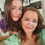 Duygu Karaca Instagram - A'dan Z'ye derlerya. İşte öyle muhteşem bir ekipti Yaz Şarkısı. Gercek bir ekip ruhu vardı,herkes işini saygıyla,severek ve şevkle yaptı. Tüm bu işinin ehli ve güzel insanları bir araya getirmekteki becerisi için ve her saniye güleryüzle bizi karşıladıkları için proje koordinatörümüz sevgili Pervin Durmaz'a ve Yapımcımız Efe Irvül'e teşekkür etmek isterim. Yapımımız Pastel Yapım'a her saniyeyi bize konforla yaşattıkları için kocaman teşekkürler.Bu muhteşem ekibe liderlik etmek ve herşeyi dengede tutmak aslında hiç kolay değildi ama o bunu o kadar fevkalade yaptı ki.Çünkü kendisi mükemmel biridir.Hayatımda gördüğüm en naif en insan gibi insan olan yönetmen,seninle çalışmak büyük şanstı hocam. Doğa Can Anafarta.Eylem Oğuz için ne söylesem yetersizdir. Iyi ki'lerimin tam ortasında duruyor.Otorite ve samimiyet nasıl dengelenir kitabını yazan,oyuncular icin ve ekip icin buyuk bir şanstır Eylem hocayla calışmak. Tümer Sirkecioğlu, daha çook çalışmayı dilediğim super adam Tümer ve ekibi canım çocuklar Ömer,Umut,Tugay,Onur,Aykut,Füsun,Burak,Hilal.Muhteşem göz,hepimizin abisi sevgili görüntü Yonetmenimiz Ilkay Işık, canım Emre,Veli,Düzgün ve 2. Gorüntü yönetmenimiz harika adam Kadir inci.Sevgili Ahmet Özbey bize harika ekibiyle birlikte güzel ışıklar yaptı.Sevgili Mehmet ve ekibiyle sizlere sesimizi güzelce duyurabildik. Hamza,Alican.Özübir Cici ve ekibi yaptığı sanatla hep kendimizi gerçek evimizde hissederek oynamamızı sağladı.Superlerdi.Saç Makyaj Kostüm 3lüsü bir oyuncu için gerçekten ciddi önem taşır.İşbirliklerimiz ve sizin yeteneklerinizle rolume hep daha iyi hazırlandım. Başta Irem,Erdogan ve Semanur olamak uzere tüm ekiplerine, canım Merve,Ümit,Mert,Yasemin ve Ecem...ellerinize sağlık arkadaşlarım.Set amirimiz Yasin ve atom karınca ekip Orhan,Doguş.İşini mukemmel yapan Adem abimiz ve Salih. Ellerinize sağlikFadime karakterini o kadar severek oynadim ki. Ve senaryoyu hep seyirci heyecaniyla okudum. Harika cumlelerin ve yaşayan karakterlerin icin kalemine saglik sevgili Ramazan Demirli. DEVAMI YORUMDA ⬇️ @pastelfilmtv @efeirvul @pervindurmazz @dogacananafarta @eylemoguzzz @damdakicocuk @tumersirkecioglu @ilkayisik @foxturkiye