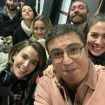 Duygu Karaca Instagram - Herkesin mutlu çalıştığı bir set. Cokk keyifli bir senaryo.Iyi oyuncularin ve iyi insanlarin bir araya geldigi bir ekip. Genelde setlerde ilginc seyler olur ve mutlaka bir olay çıkar.Bu sefer bu kelimeler sadece dizinin isminde vardı.İlginç Bazı Olaylar... 🤍 Bu ekipte olmasam izlerken cok kıskanırdım. Herkese ama herkese sonsuz tesekkurler 🤍💫 @olaylarexxen @ibrahimbuyukak @nulookofficial @kutufilm @runonuzu @gokayakcay @lulye #hazaldut @idilsoysalan @idilsoysalantm #i̇lginçbazıolaylar #exxen