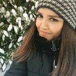 Duygu Karaca Instagram - Çok basit şeyleri sevdim hep. Küçük şeylerden mutlu oldum. Razı geldim. Veya yettirdim. Elle tutulan şeylerden çok kalpten hissettirdiklerimi biriktirdim. Zamanın su gibi aktığını bilmeme rağmen, anın tadını çıkarttım her zaman. Yatırım peşinde koşmak varken hayallerimin peşinden koştum. Çok fazla hobi sahibi olacak imkanim olmadı koşullar gereği, bende en sevdiğim hobimi meslek yaptım kendime. Aslında ben burdayım demenin en sanatsal haliydi,biraz da ondan. Bir çok şeye çok geç kaldım. Bazı şeyleri geç farkettim. Bir daha yapmam dediğim hatalarımı en az 3 kez tekrarladım. Mal mülk ve Irade sahibi olamadım hiç. Ciks ortamların içinde hep uyumsuz kaldım. Konumu değişen herkes ilk benden vazgeçmiş olmasına rağmen, "ama bu öyle biri değil,biliyorum" dedim hep icimden yeni tanıştığım tüm arkadaşlıklarıma. Başarılı olmanın sırrını çözmüş olsam da başaramıyor olmanın mallığı var üzerimde. Kar yağdığında mutlu olan biriyim ben. Ondan bu fotoğraf.Yılın en sevdiğim döneminde en kalitelisinden melankoli haldeyim. Sanki Şebnem Ferah'a inatmış gibi artık kısa cümleler kuramıyorum...