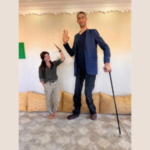 Ebru Ceylan Instagram - Dünyanın yaşayan en uzun insanı
@sultankosen47 ın da çayını içmek kısmetmiş 🙏 
2.51m 😎

#guinnesworldrecord 🥇
#thetallestpersonintheworld 🌎
#mardi̇n #turkey