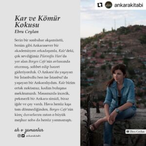 Ebru Ceylan Instagram - #Repost @ankarakitabi @ulsbgraldmr 
・・・
Memur olabilmek için sadece iyi bir komşunun ya da bir tanıdığın yeterli olduğu yıllar. Ulus’tan taksitle alınmış takım elbiselerin içine girer girmez devletin memuru oluvermiş, çoğu, zamanının bağrı açık, yumurta topuk ‘Angara’ delikanlıları, mahallenin oğlanları, okumuş eli yüzü düzgün kızları…

Devlet, üzerimize örtülen yumuşacık bir yorgan gibi, özünde şefkatli ama mesafeli bir baba gibi, kutsal bir görev, ya da hem minnet duyup hem korktuğumuz bir alacaklı gibi kucaklardı hepimizi. Benim için Ankara ilk bunlar demekti. Ankara, değil kısacık bir anda, tüm hayatım boyunca bir araya getiremediğim, bölük pörçük, kırık dökük, hayal meyal canlanan hüzünlü imgelerden ibaretti. Bunu, olsa olsa, en iyi, bir şiir tarif ederdi. Cemal Süreya’nın dediği gibi “Tutulmamak üzere verilmiş bir söz gibi”, ya da beklenmedik anlarda içinden geçiveren trenler gibi, insanı umutlu hayallere sürüklerdi. Nitekim bu trenlerin ardından bakakalan benim gibi pek çok hayalperesti, zamanla sürgün etti, şair etti, sanata, edebiyata ve sinemaya tabiri caizse mahkum etti. Zira sanatın da asıl marifeti, görüneni anlatmaktan çok, görünmeyeni sezdirmekti. Bir bozkır akşamı serinliğinin tanımlanamaz tedirginliği gibi.

Ebru Ceylan - “Kar ve Kömür Kokusu”

📷 Ebru Ceylan (@ebruceylan)

—————————————————

ah o zamanlar: Sanatçıların Ankara’sı'nı Kobo’dan e-kitap formatında satın alabilirsiniz. Bağlantıya profilden ulaşabilirsiniz…

100'ü aşkın sanatçı, yazar ve aydının Ankara'ya dair, anı, görüş ve izlenimlerini içeren, 400'ü aşkın fotoğrafın yer aldığı ah o zamanlar: Sanatçıların Ankara'sı, Pinhan Yayıncılık etiketiyle e-kitap olarak satışta.