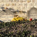 Ebru Ceylan Instagram - Van Gogh'un, ömrünün son 3 ayını geçirdiği, 80'in üzerinde resim ürettiği ve en nihayetinde kendi hayatına son vererek veda ettiği güzel ama hüzünlü kasaba. #auverssuroise bugün bile çok sessiz, herşeyden sanki çok uzak. Bugün bile hala, bir yatak ve sandalyeden oluşan o küçücük pansiyon odasında, hasta, yoksul ve umutsuz bir genç ressamın yalnızlığının ayak sesleri duyuluyor... 〰️〰️〰️ #vangogh #auverssuroise #paris Vincent Van Gogh's wheat field, Auvers-sur-Oise