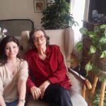 Ebru Ceylan Instagram - Suna Kan ile, 2016 yılının Nisan ayında, Ankara'da, bir sosyal sorumluluk projesi için fotograflarını çekmeye evine gittiğimde tanıştım. Ankara'nın en güzel ve eski semtlerinden biri olan Emek mahallesindeki "Yeşiltepe Blokları"nda oturuyordu. Site o kadar ilginç ve güzel bir mimariye sahipti ki, sonrasında merak edip araştırdım. Yeşiltepe Blokları 1956 yılında mimar Demirtaş Kamçıl ve Rahmi Bediz tarafından tasarlanmış. Artık çok eskimiş olsa da, dönemin en yenilikçi, modern ve elit yaşam alanlarından biri olmuş. Pek çok sanatçı, bürokrat ve Ankara'nın siyasi eliti burada yaşamış. Yemyeşil, ağaçlarla kaplı güzel bahçesi, apartmana girince tüm katları neredeyse aynı anda görebileceğiniz geniş iç avlusuyla gerçekten ilginç bir yapıydı. Bugün Ankara'nın en güzel Cumhuriyet Dönemi sivil mimari örneklerinden. Suna Kan'ın çiçeklerle dolu, kendi döneminin izlerini taşıyan evinde, hem sohbet ettik hem de çekimimizi yaptık. Zarif ve mütevazi kişiliğinden çok etkilenip kendime bir sürü dersler çıkarmıştım. Bugün çok üzgünüm. Onun hikayesi çok etkileyici ve ilham verici. Adanmış ve hakedilmiş bir yaşam. Huzur içinde uyusun🙏💫 #sunakan 🖤 #harikaçocuk #yeşiltepeblokları #ankara @ankaraapartmanlari #kutupyıldızları #cev @ebruceylanphotography