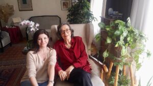 Ebru Ceylan Instagram - Suna Kan ile, 2016 yılının Nisan ayında, Ankara'da, bir sosyal sorumluluk projesi için fotograflarını çekmeye evine gittiğimde tanıştım. 
Ankara'nın en güzel ve eski semtlerinden biri olan Emek mahallesindeki "Yeşiltepe Blokları"nda oturuyordu. Site o kadar ilginç ve güzel bir mimariye sahipti ki, sonrasında merak edip araştırdım. Yeşiltepe Blokları 1956 yılında mimar Demirtaş Kamçıl ve Rahmi Bediz tarafından tasarlanmış. Artık çok eskimiş olsa da, dönemin en yenilikçi, modern ve elit yaşam alanlarından biri olmuş. Pek çok sanatçı, bürokrat ve  Ankara'nın siyasi eliti burada yaşamış.
Yemyeşil, ağaçlarla kaplı güzel bahçesi, apartmana 
girince tüm katları neredeyse aynı anda görebileceğiniz geniş iç avlusuyla gerçekten ilginç bir yapıydı. Bugün Ankara'nın en güzel Cumhuriyet Dönemi sivil mimari örneklerinden.
Suna Kan'ın çiçeklerle dolu, kendi döneminin  izlerini taşıyan evinde, hem sohbet ettik hem de çekimimizi yaptık. Zarif ve mütevazi kişiliğinden çok etkilenip kendime bir sürü dersler çıkarmıştım.
Bugün çok üzgünüm. Onun hikayesi çok etkileyici ve ilham verici. Adanmış ve hakedilmiş bir yaşam.
Huzur içinde uyusun🙏💫
#sunakan 🖤 #harikaçocuk 
#yeşiltepeblokları 
#ankara 
@ankaraapartmanlari 
#kutupyıldızları #cev 
@ebruceylanphotography