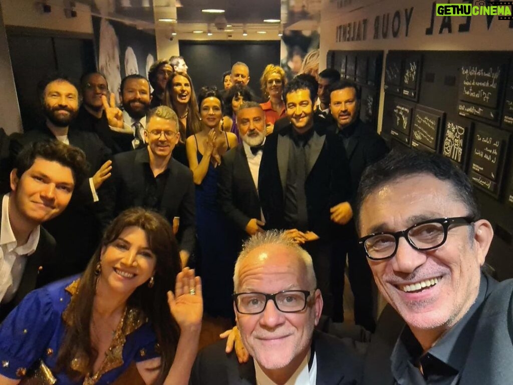 Ebru Ceylan Instagram - Gala sonrası festival başkanı Thierry Fremaux ile ekip selfisi 🎥 @festivaldecannes 2023✨ #kuruotlarüstüne