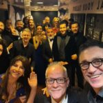 Ebru Ceylan Instagram - Gala sonrası festival başkanı Thierry Fremaux ile ekip selfisi 🎥 @festivaldecannes 2023✨ #kuruotlarüstüne