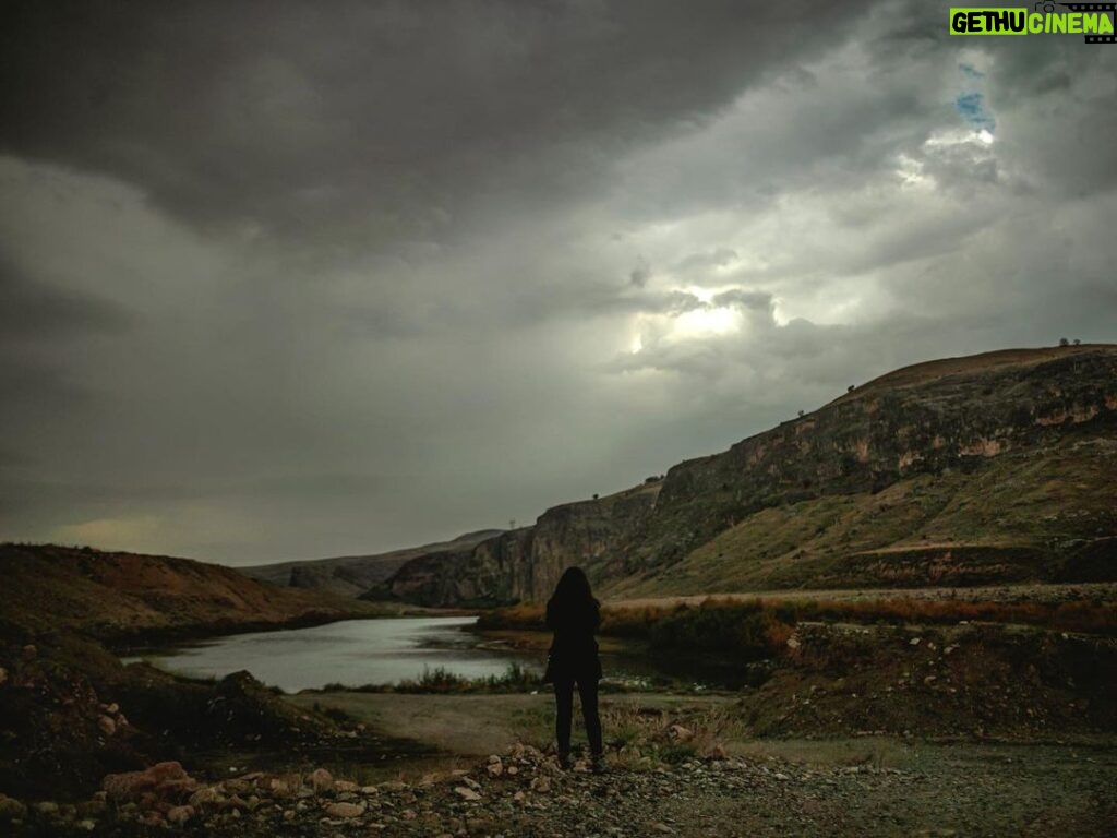 Ebru Ceylan Instagram - Yer yüzeyleri ve gün ışıkları 🌒🙏 📷 @nuri_bilge_ceylan